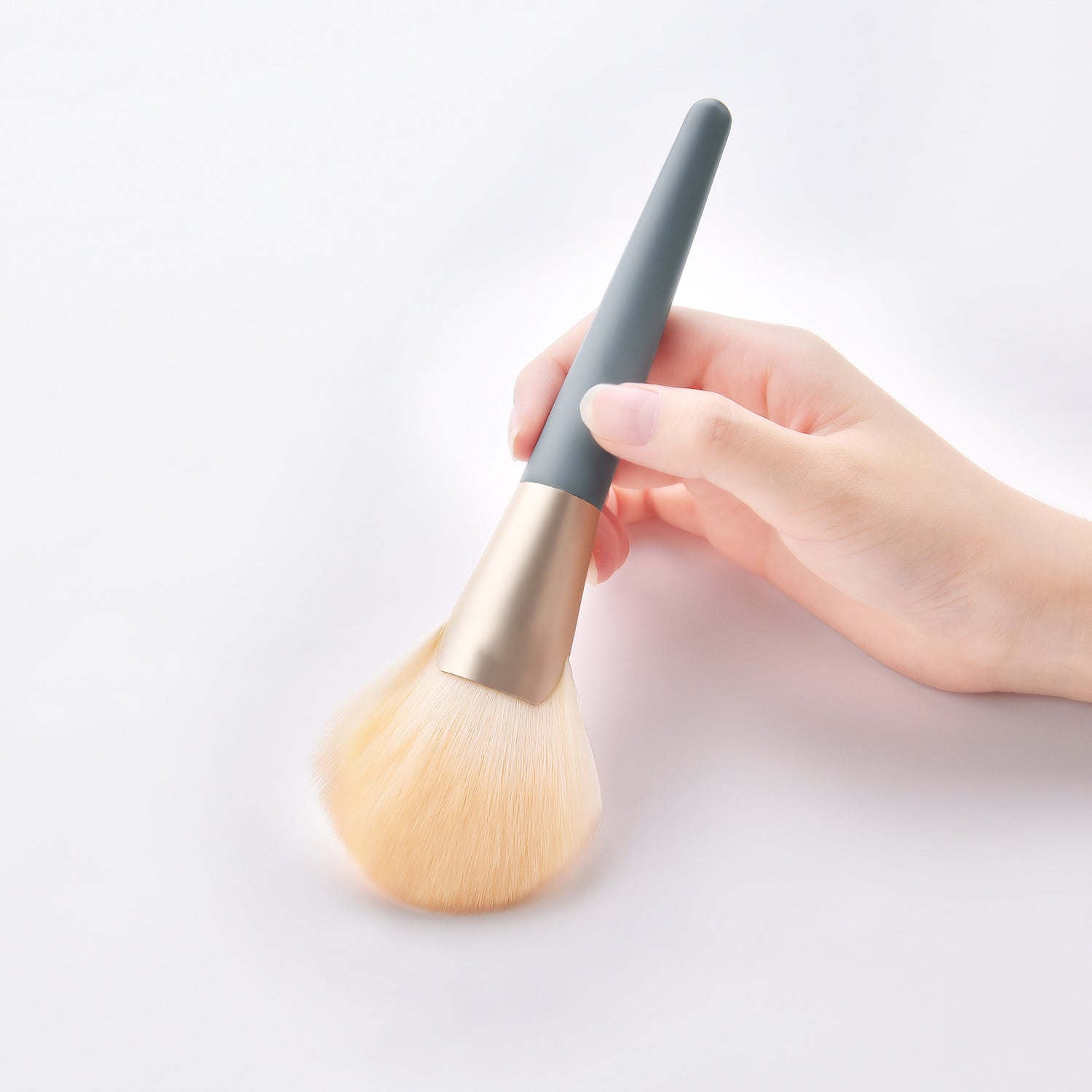 Beauty tools makeup brush - Opaline Glam Beauty